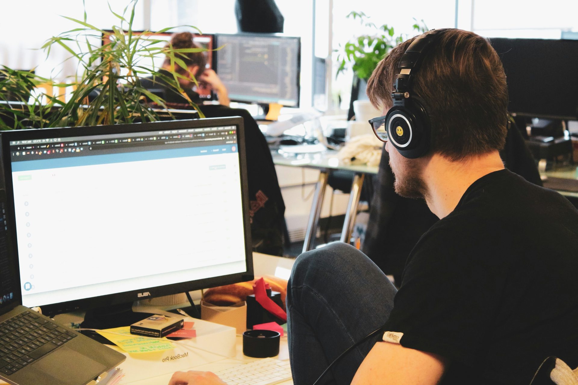 man in black shirt wearing black headphones